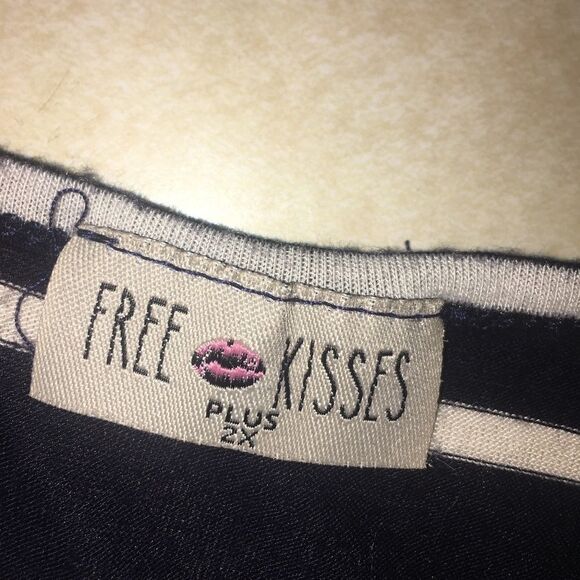 Free Kisses Plus Size 2X Blue and White Top - Picture 8 of 8